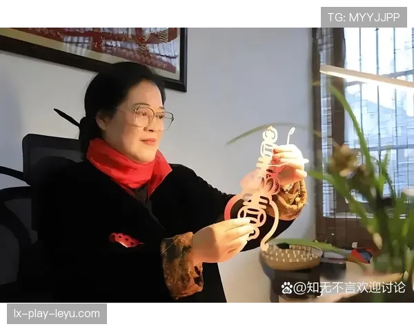 顶级剪纸艺人的镂空：他是如何通过刀法线条维持结构的